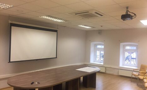 Арендовать Конференц-зал с овальным столом 