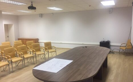 Арендовать Конференц-зал с овальным столом 