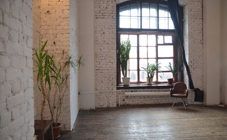 Арендовать Кирпичный лофт с большими окнами