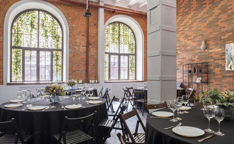 Арендовать Кирпичный лофт с большими окнами