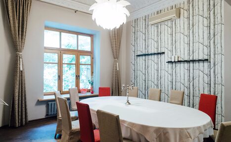 Арендовать кафе "Я Дома" Зал с овальным столом