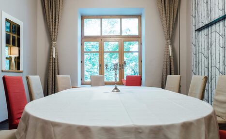 Арендовать кафе "Я Дома" Зал с овальным столом