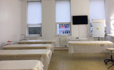 Арендовать Зал с гримерными зеркалами и кушетками