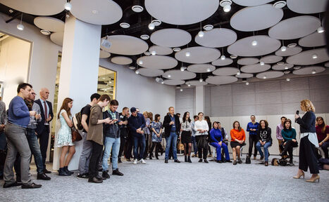 Арендовать Newsroom Конференц-зал с дизайнерским потолком