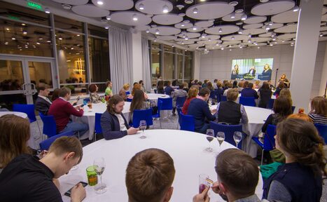 Арендовать Newsroom Конференц-зал с дизайнерским потолком