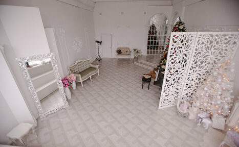 Арендовать Фотостудия Zoom-Room Зал с подиумом и роялем