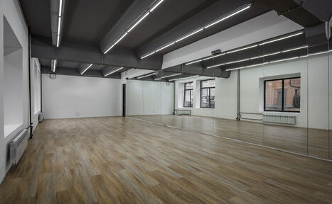 Арендовать Gold&Dance Лофт с лампами на стене для тренингов