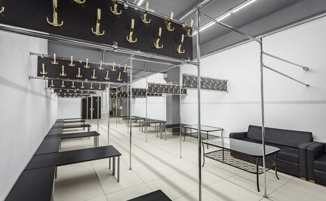 Арендовать Gold&Dance Лофт с лампами на стене для тренингов