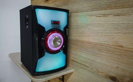 Арендовать Gold&Dance Лофт с лампами на стене для тренингов