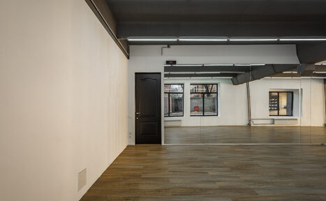 Арендовать Gold&Dance Лофт с лампами на стене для тренингов