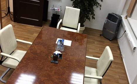 Арендовать Переговорная комната с кожаными креслами