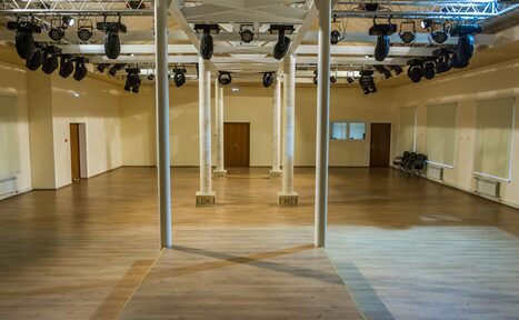 Арендовать Светлое арт-пространство с колоннами