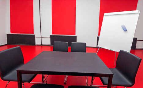 Арендовать Яркий зал для деловых мероприятий