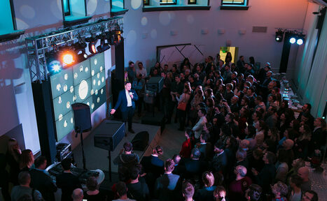 Арендовать Deworkacy Красный Октябрь Зал-лофт с большим экраном