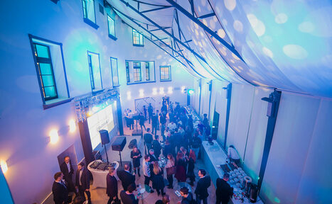 Арендовать Deworkacy Красный Октябрь Зал-лофт с большим экраном