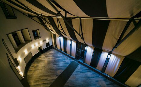 Арендовать Deworkacy Красный Октябрь Зал-лофт с большим экраном