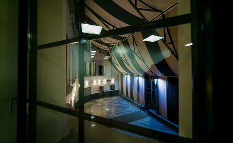 Арендовать Deworkacy Красный Октябрь Зал-лофт с большим экраном