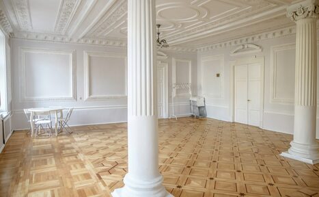 Арендовать Светлый лофт с колоннами