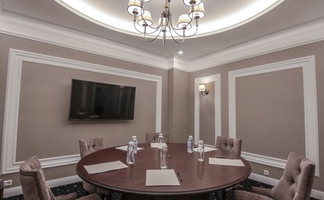 Арендовать Onyx. Переговорная с круглым столом