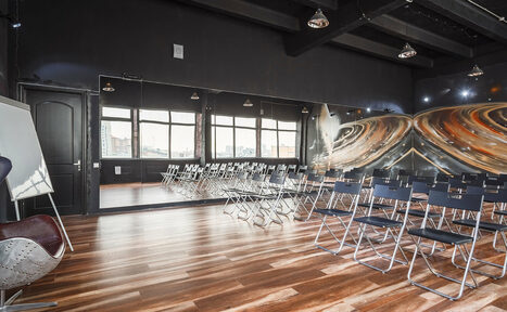 Арендовать Gold&Dance Зал с космическими рисунками