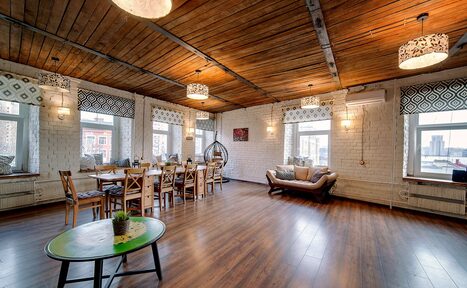 Арендовать Светлый лофт с качелями