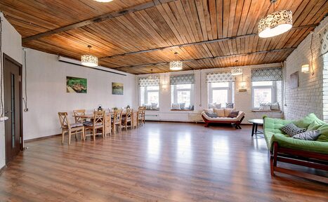 Арендовать Светлый лофт с качелями