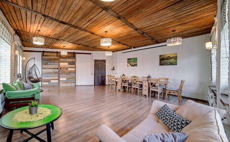 Арендовать Светлый лофт с качелями