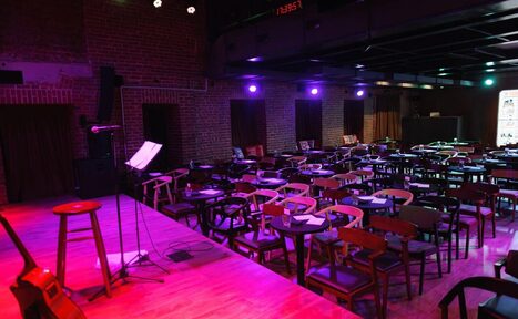 Арендовать StandUp Store.Лофт со сценой для конференций и бизнес встреч