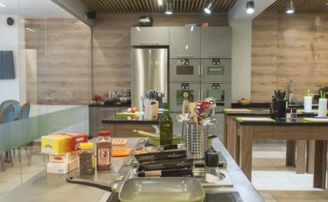 Арендовать Светлый лофт с оборудованной кухней