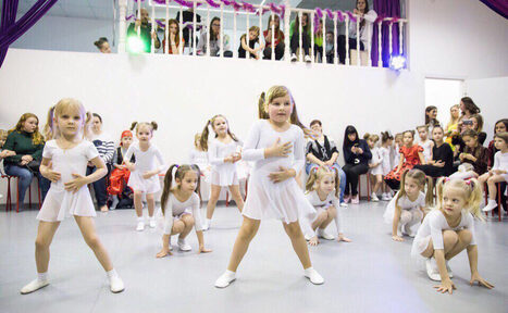 Арендовать Танцевальный зал с большими окнами и пилонами