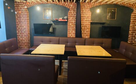 Арендовать Караоке-бар в центре города. Накрытые совмещённые столы. Диваны. Кондиционер. 