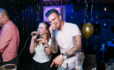 Арендовать Караоке-бар в центре города. Барная стойка с барными стульями. Большие колонки. Телевизор. Чёрная кирпичная стена с нарисованной Джессикой Рэббит