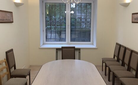 Арендовать Переговорная комната с окном