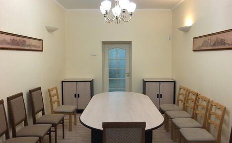 Арендовать Переговорная комната с окном