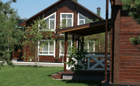 Арендовать Клубный деревянный дом