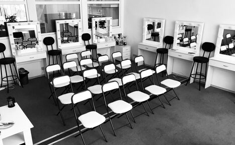 Арендовать FACES - бьюти-пространство. Зал с гримерными зеркалами