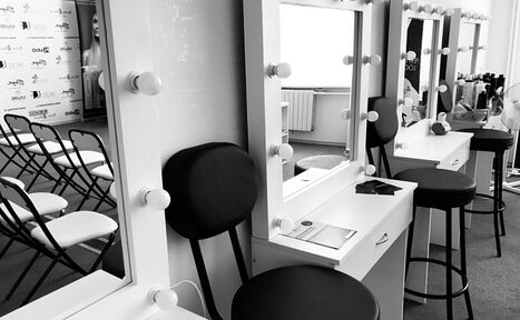 Арендовать FACES - бьюти-пространство. Зал с гримерными зеркалами