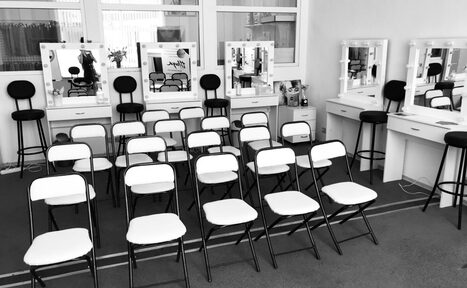 Арендовать FACES - бьюти-пространство. Зал с гримерными зеркалами