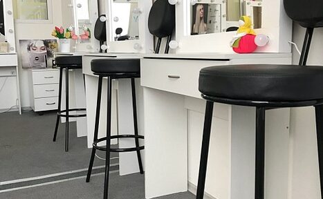 Арендовать FACES - бьюти-пространство. Зал с гримерными зеркалами