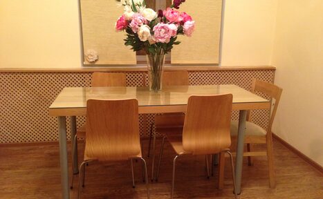 Арендовать Центр психологии цвета "Аура-Сома-Рус". Зал с креслами