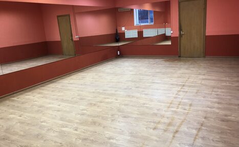 Арендовать Школа танцев - Динамика Небольшой зал с зеркалами