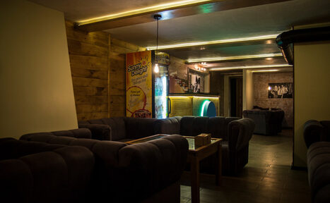 Арендовать Стильное пространство с мягкими диванами