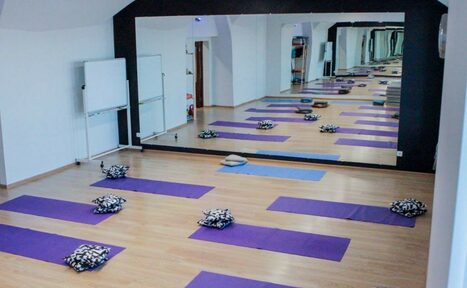 Арендовать Светлый зал с зеркальной стеной