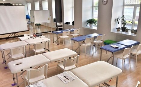 Арендовать Светлый зал с зеркальной стеной