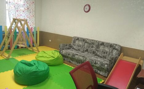 Арендовать Гостиница Авантаж Просторный зал с игровой зоной