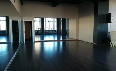 Арендовать DF Club Зеркальный зал с барной стойкой