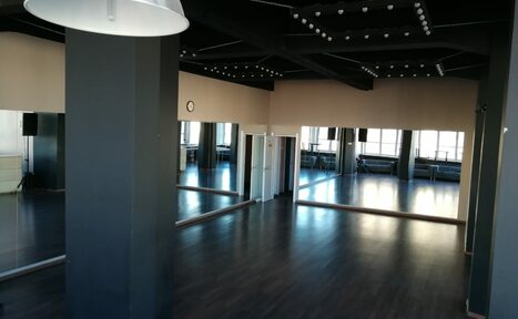 Арендовать DF Club Зеркальный зал с барной стойкой