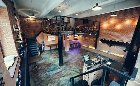 Арендовать GreyGreen Event. Двухэтажный лофт с металлической лестницей