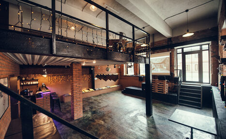 Арендовать GreyGreen Event. Двухэтажный лофт с металлической лестницей