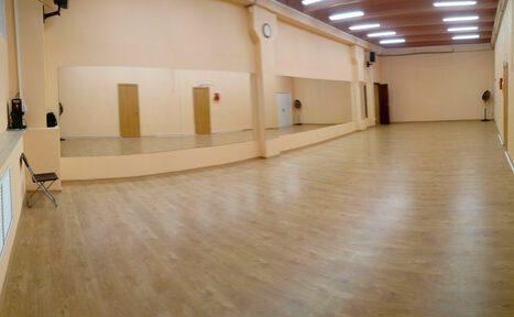 Арендовать Школа танцев - Динамика  Танцевальный зал в светлых тонах